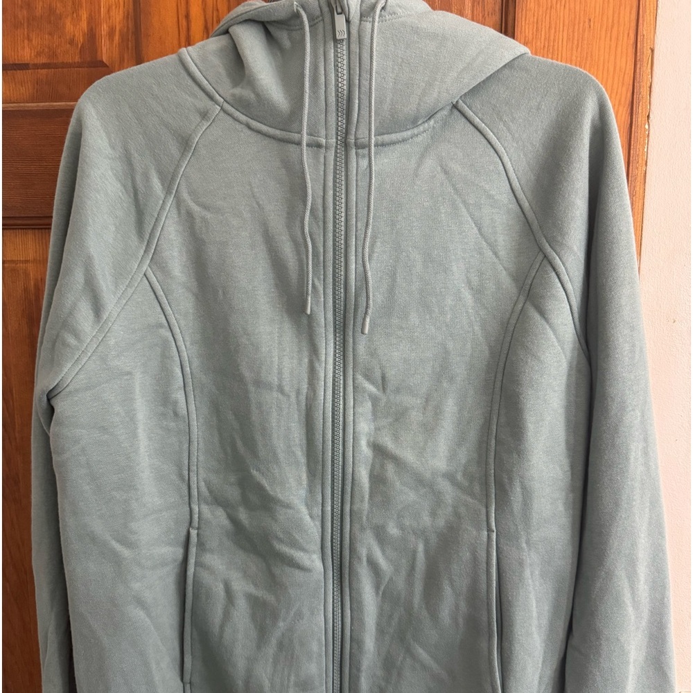 I am selling a woman’s all in motion sweatshirt never been worn tags are off